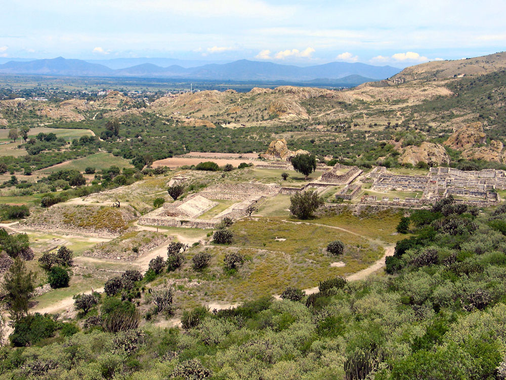 Nota sobre Pasado prehistórico en las cuevas de Yagul y Mitla