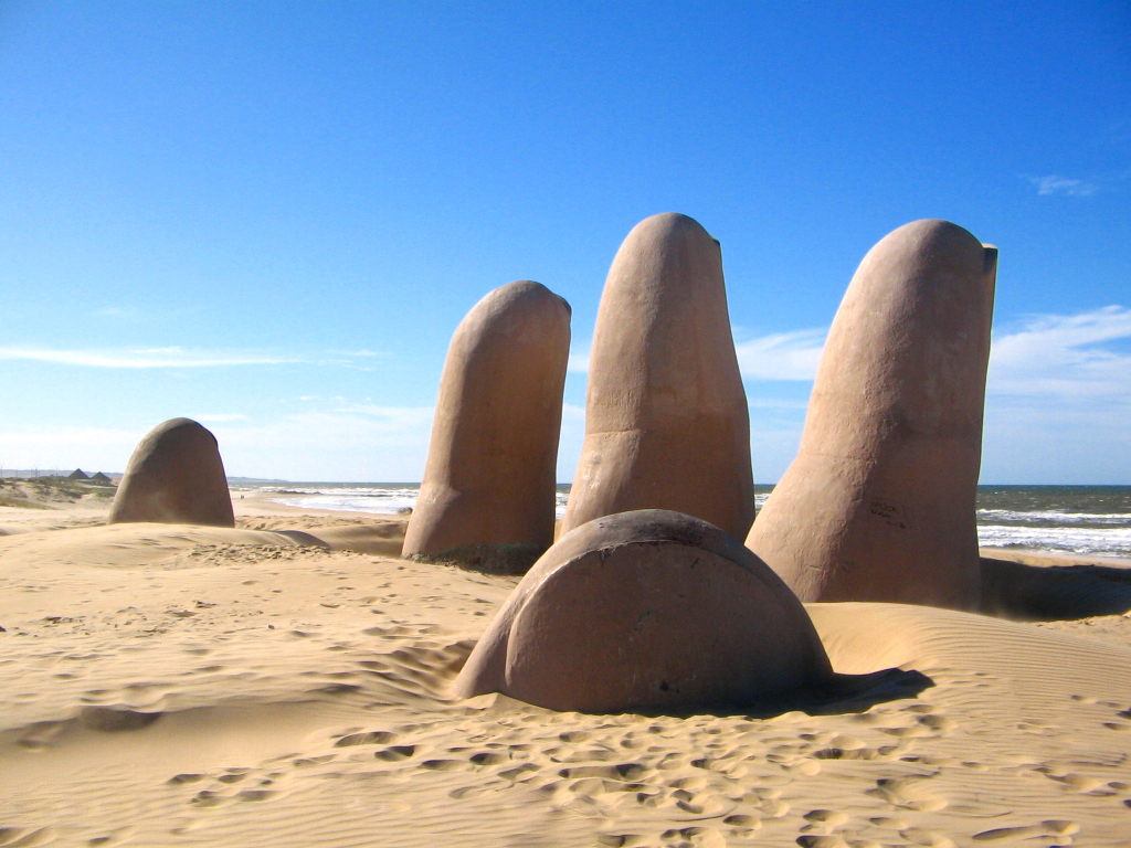 Nota sobre La mano, un monumento en Punta del Este, Uruguay