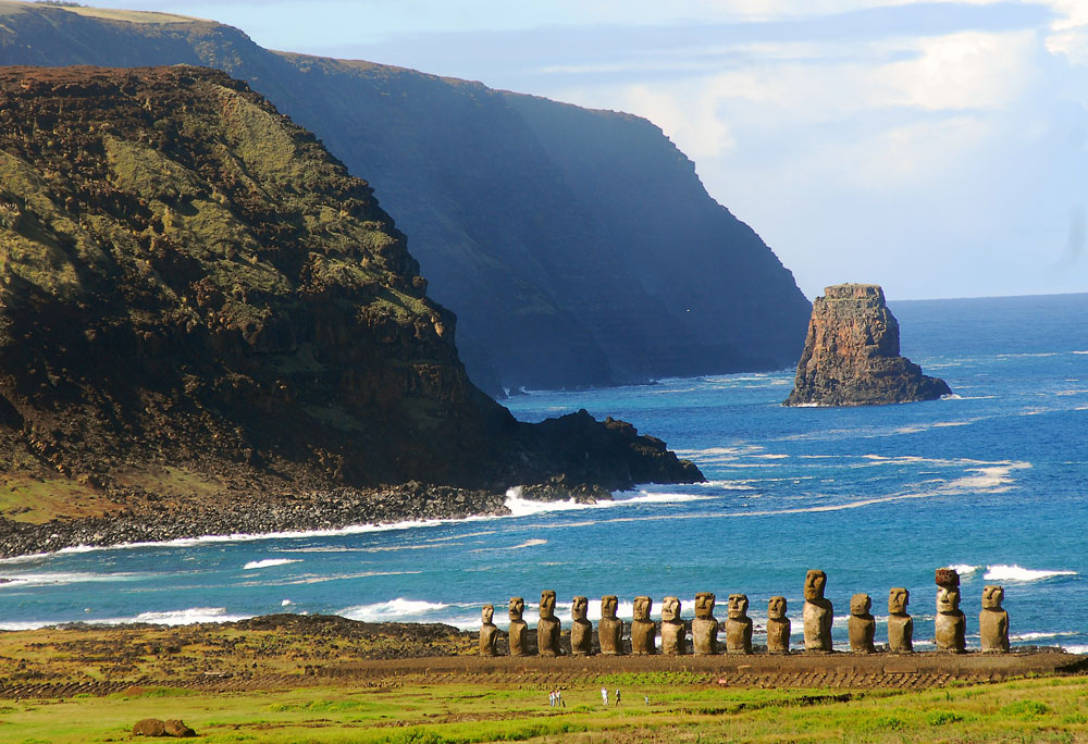 Nota sobre Isla de Pascua, ceremonias ancestrales y esculturas en Chile