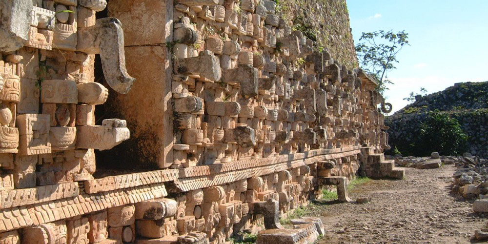 Nota sobre Oxkintok, la antigua casa de los tres soles cortantes