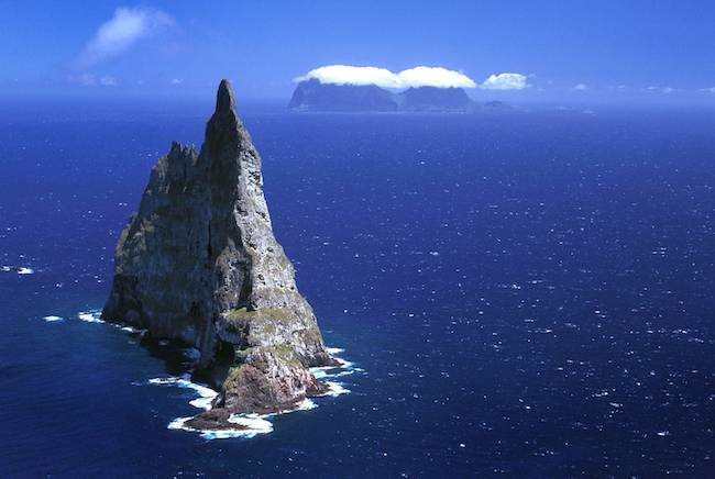 Nota sobre Esta gigantesca pirámide pétrea sale del mar y tiene seis veces la altura de la Estatua de la Libertad