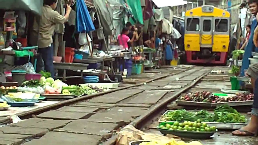 Nota sobre El mercado atravesado por las vías del tren de Mae Klong, Tailandia