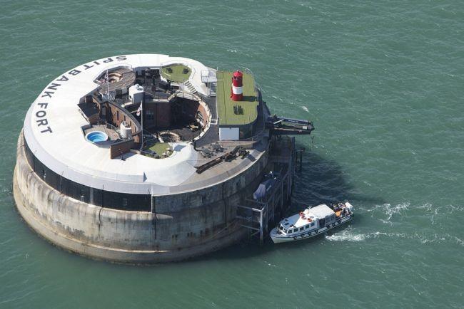 Nota sobre Una fortaleza en mitad del mar se convierte en hotel de lujo