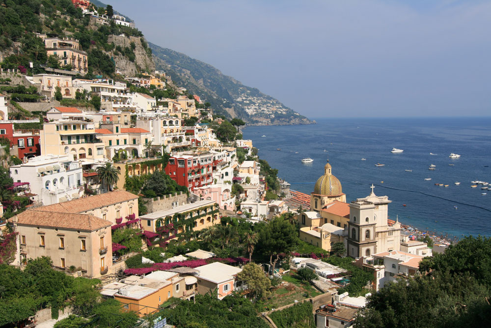 Nota sobre Positano, acantilados y grutas en la costa italiana