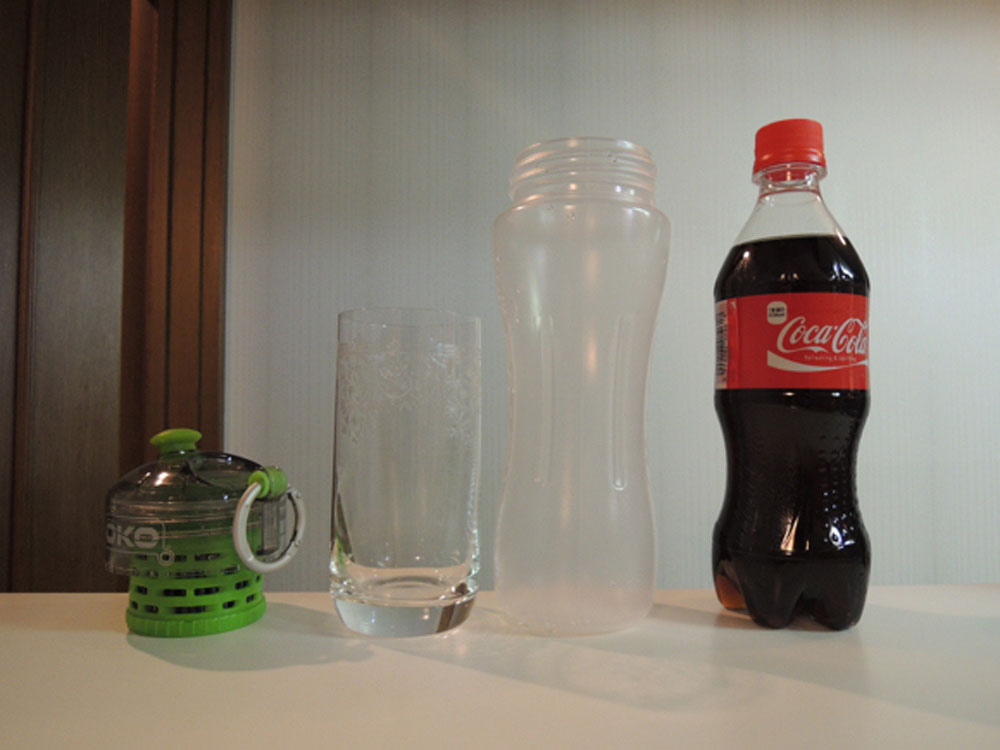 Filtro convierte la Coca-Cola en agua transparente