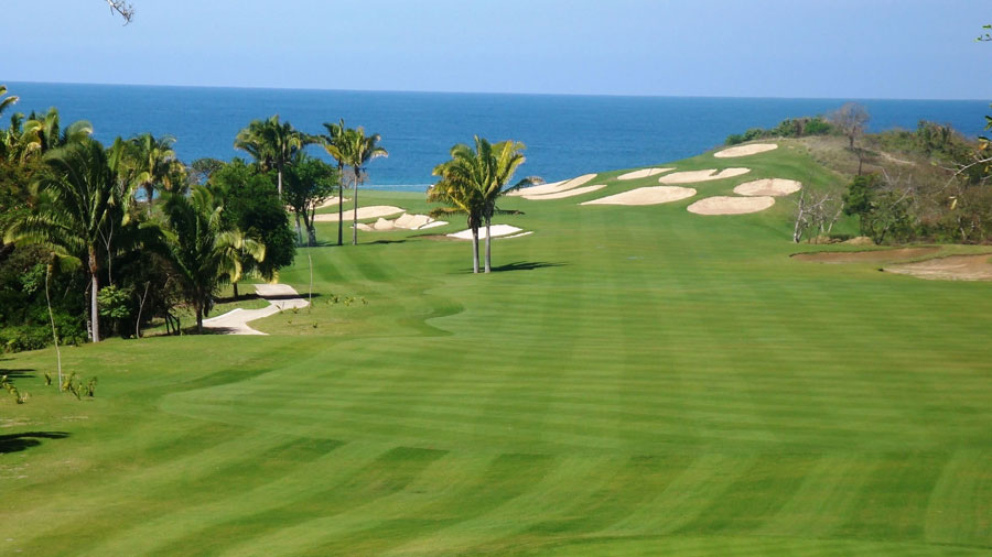 Disfruta del golf en Huatulco