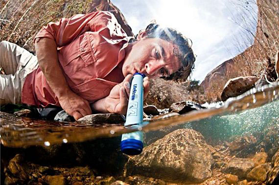 LifeStraw purifica el agua mientras la tomas
