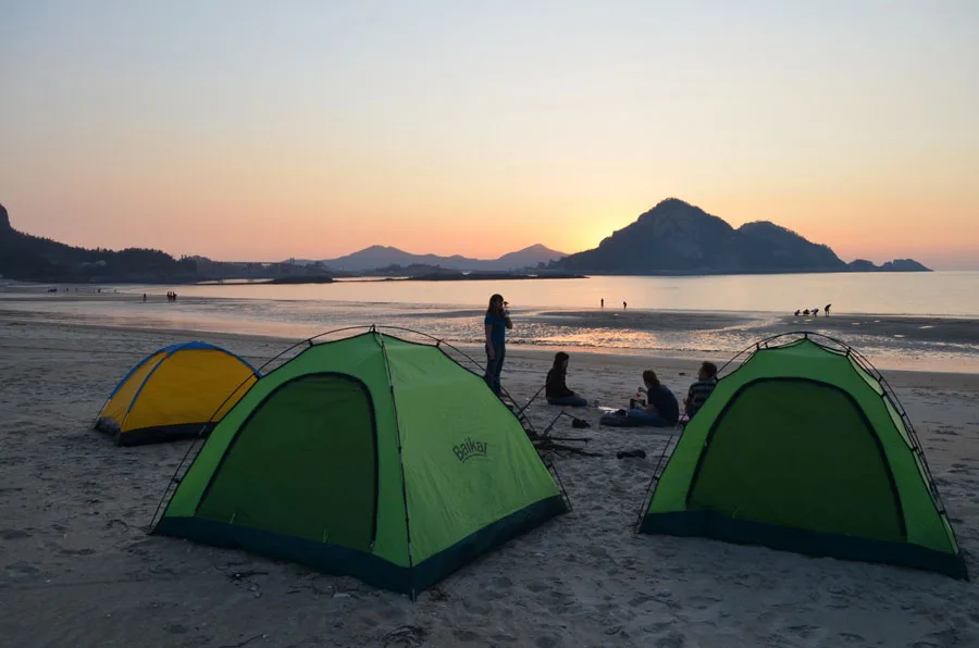 ¿Campamento en la playa? Toma en cuenta estos consejos