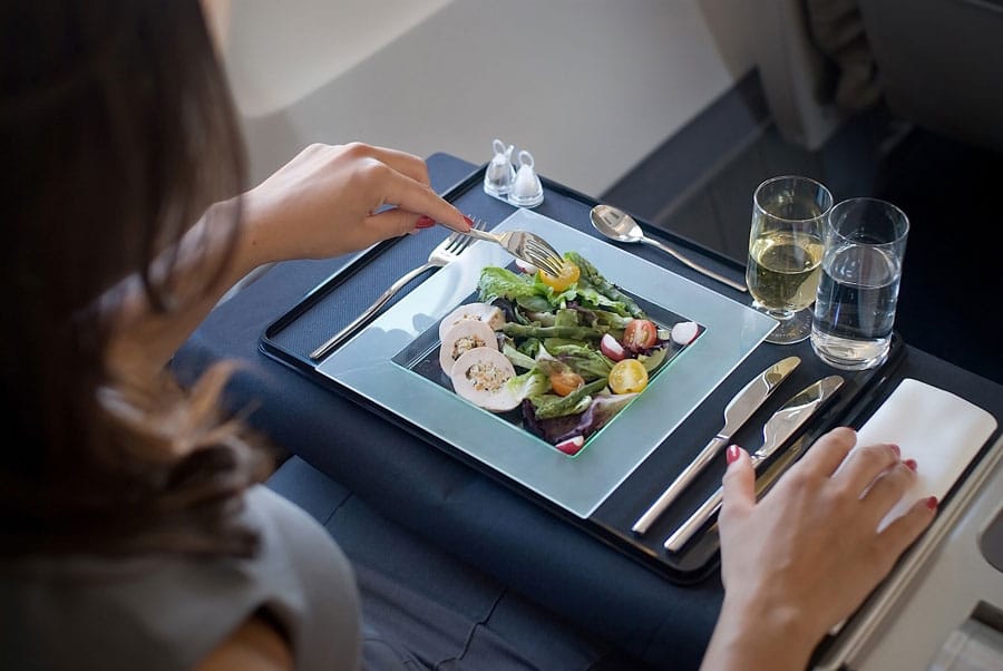 Alimentos que deberías evitar si vas a viajar en avión