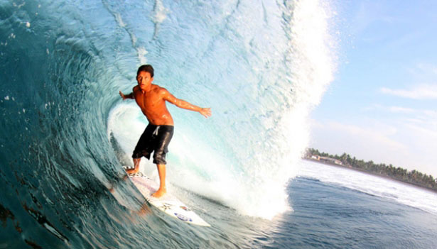 Surcando las olas en Acapulco
