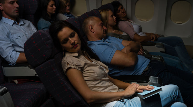 Cómo dormir lo mejor posible en un viaje de avión
