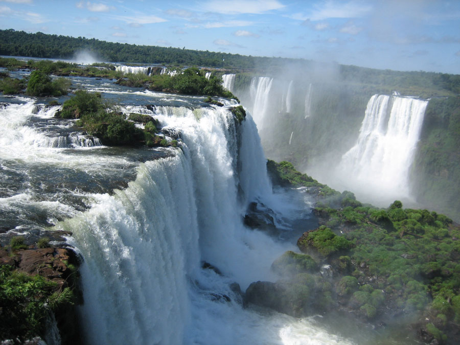 Las cataratas de Iguaz&uacute; arrojan el mayor caudal de su historia