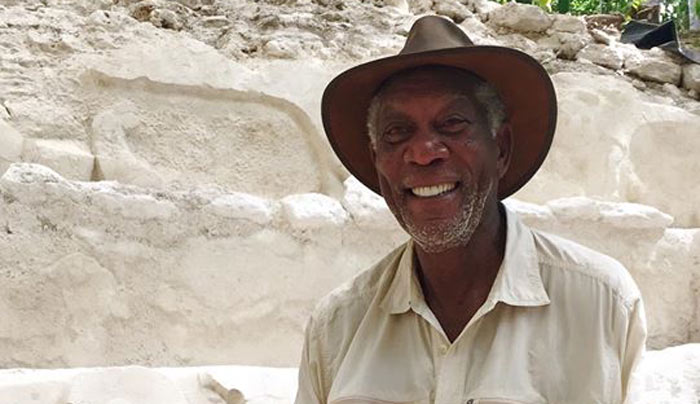 Morgan Freeman invita a visitar ciudad maya en Guatemala