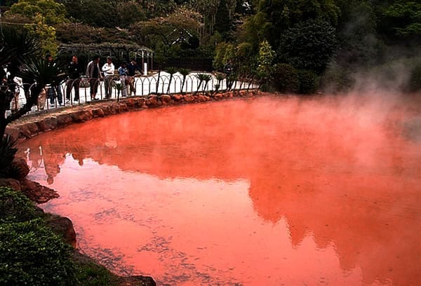 Aguas termales de sangre en Japon... Â¡un lugar increíble!