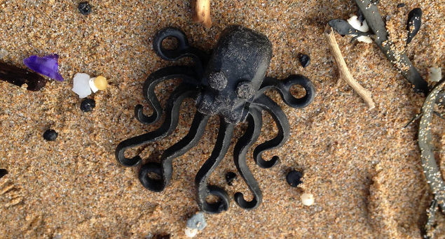 La playa a la que cada año llegan miles de piezas de Lego