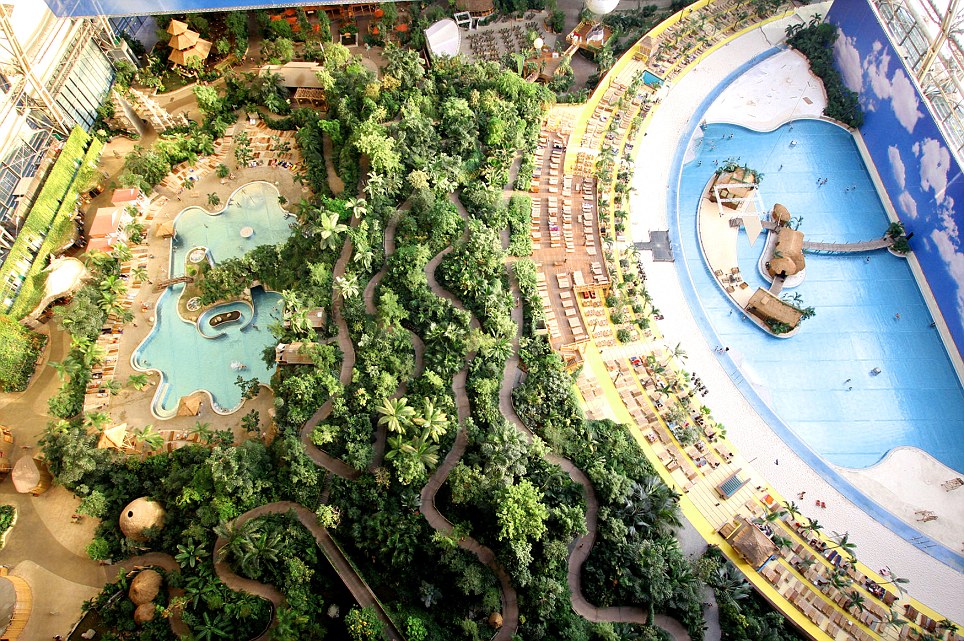 Uno de los parques acuáticos más grandes de Europa, dentro de un hangar 1 Uno de los parques acuáticos más grandes de Europa