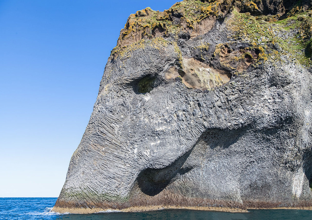 El elefante de roca basáltica en la isla de Heimaey (Islandia)