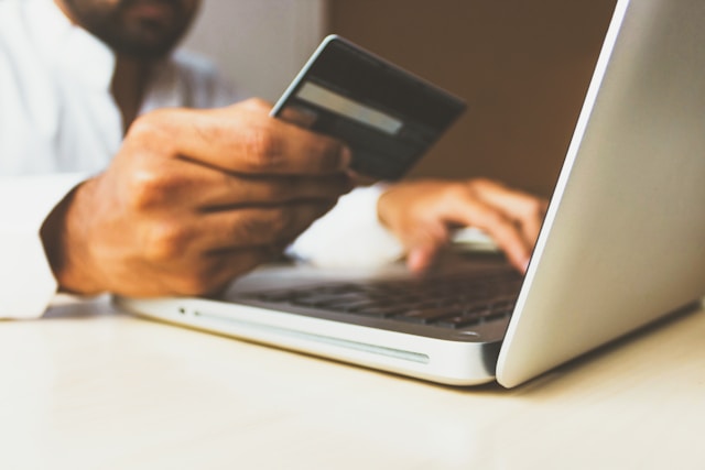 Cómo entender la letra chiquita en las promociones de tarjetas de crédito: guía práctica de DiDi Finanzas